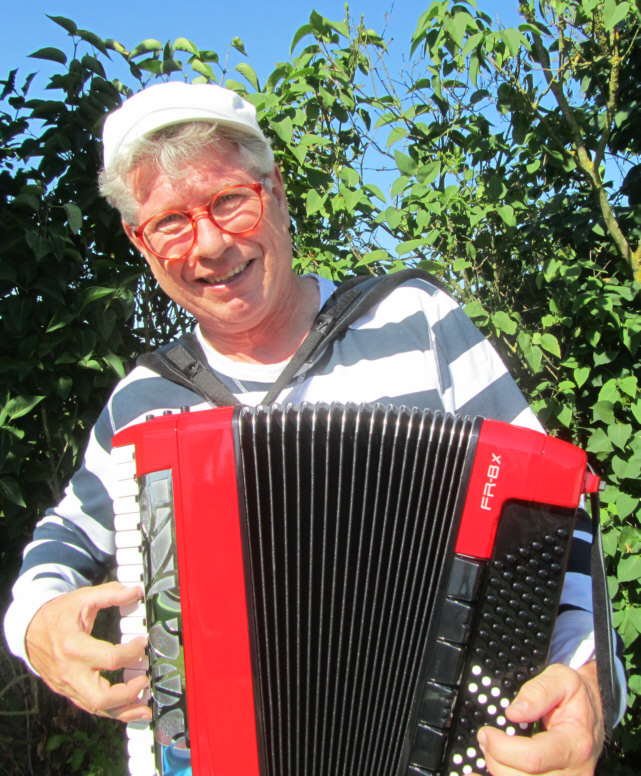 Tommy Jo med harmonika i haven 2014